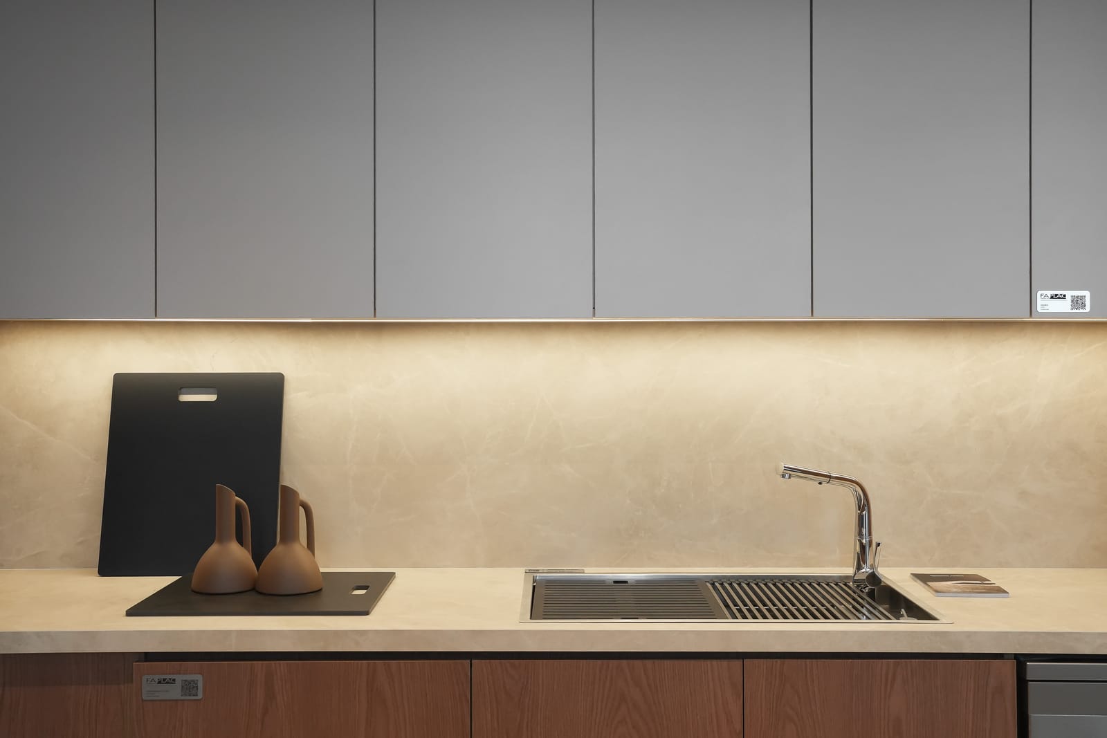 Cocina con mesada y salpicadero en MathrA Diamond Cream