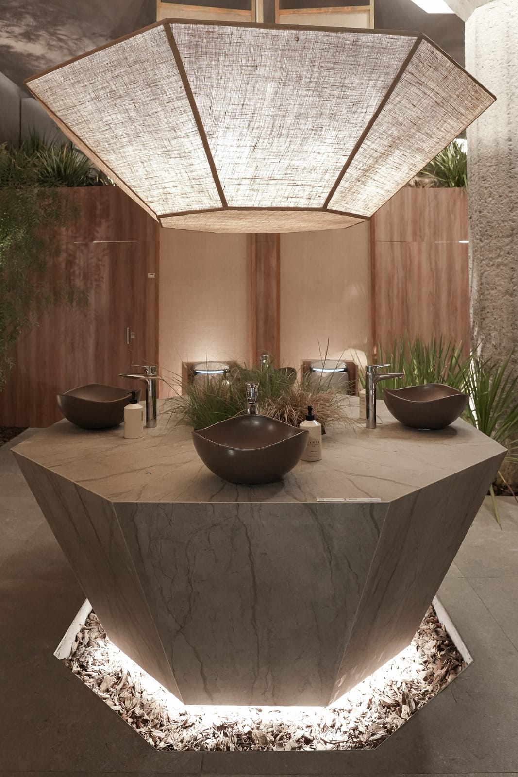 Pedestal central en MathrA Silver Roots